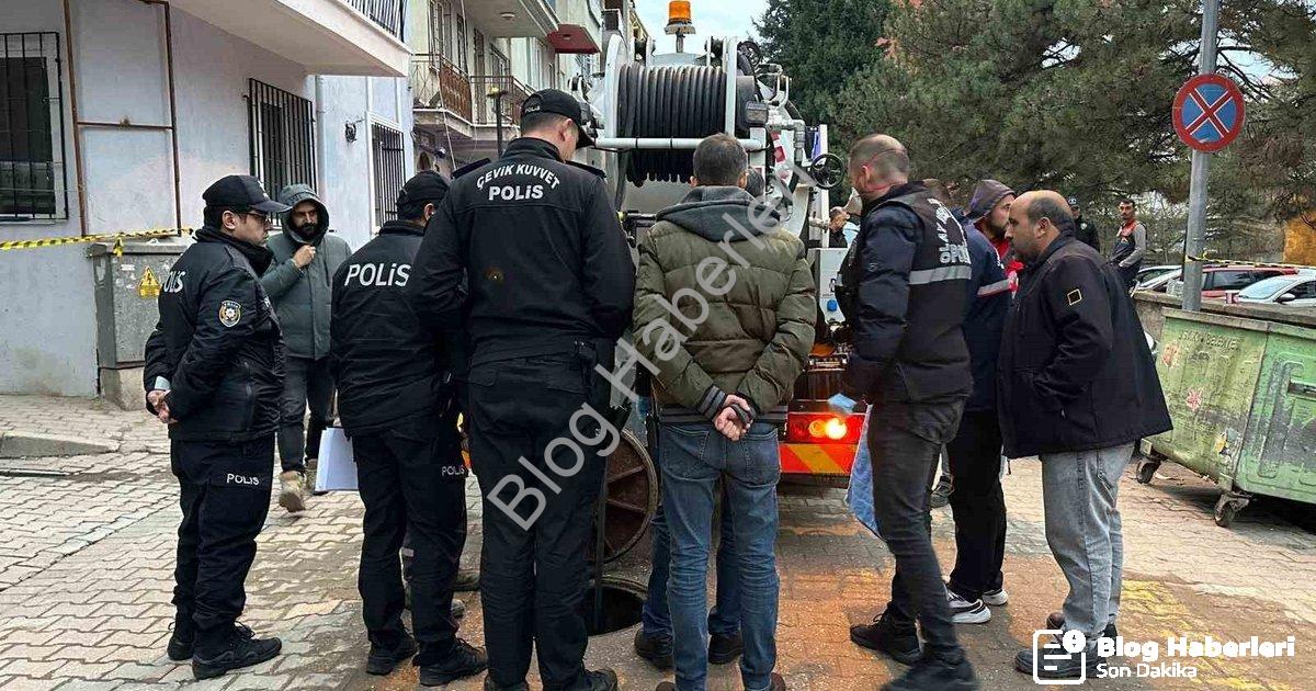 "Uşak'ta Kanalizasyon Temizliğinde Dehşet Veren Bulgu: Cenin Çıkarıldı" başlıklı haber için fotoreal